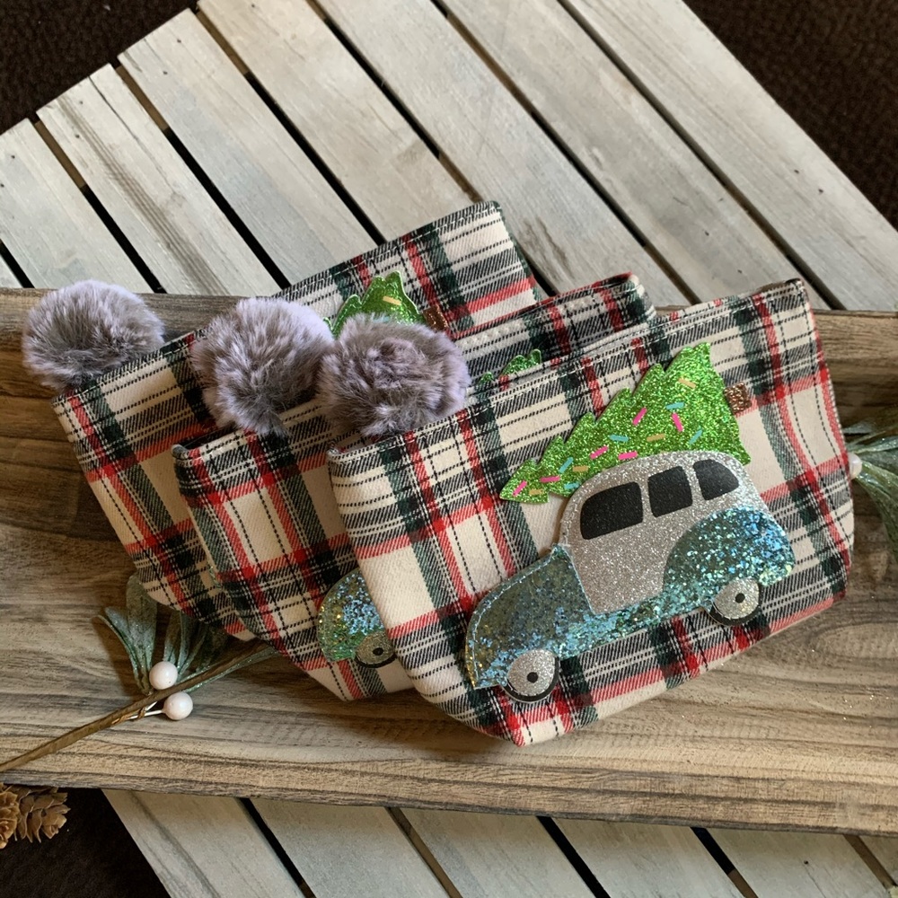 ZIPPERED POUCH